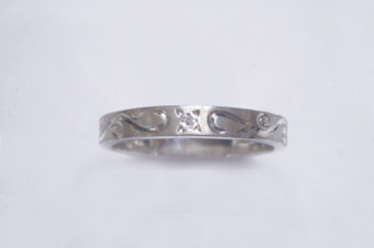 手彫りアラベスクとダイヤのリング・細