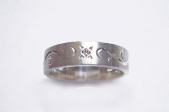 手彫りアラベスクとピンクダイヤのリング・太