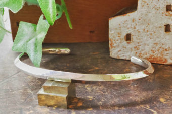 鏡面仕上げのトライアングルバングル・細