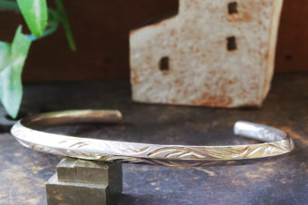 手彫りフェザーのトライアングルバングル・細