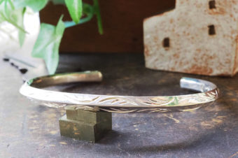 手彫りフェザーのトライアングルバングル・太