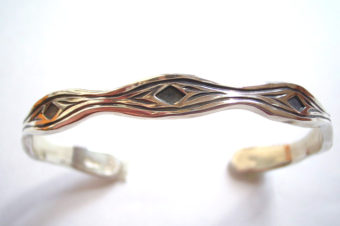 鍛金トライバルバングル・細