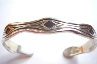 鍛金トライバルバングル・太