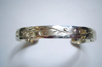 手彫りアラベスクと鎚目のバングル・細