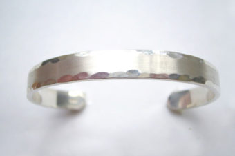 鎚目とつや消し加工のバングル・細