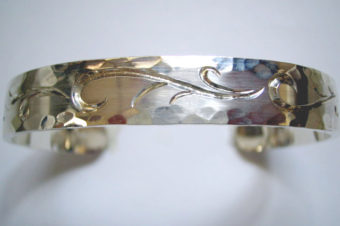 手彫りアラベスクと鎚目のバングル・太