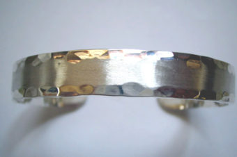 鎚目とつや消し加工のバングル・太