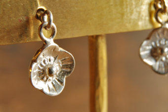 フラワーモチーフのピアス