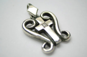 クロス紋章ペンダントトップ・ダイヤ1粒