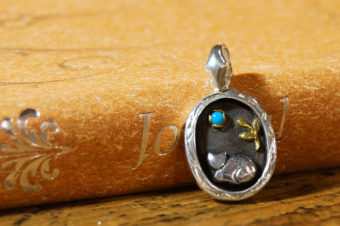 眠猫ペンダントトップ