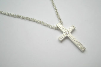 手彫りアラベスクとダイヤのクロスネックレス