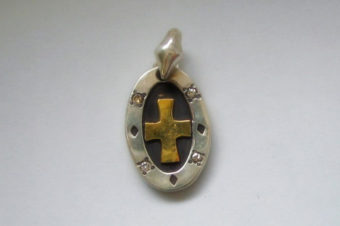 クロスとブラウンダイヤのラウンドトップ・S