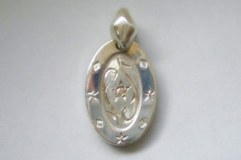 ブラウンダイヤの手彫りフラワー風トップ・L