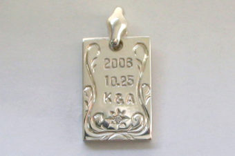 手彫りアラベスクとダイヤのメッセージプレート