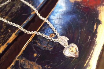 木の実みたいなぷっくりハートネックレス