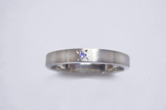 ツヤ消し加工とブルーダイヤのリング/細