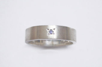 ツヤ消し加工とブルーダイヤのリング/太