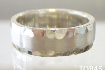 鎚目とつや消し加工のリング・細