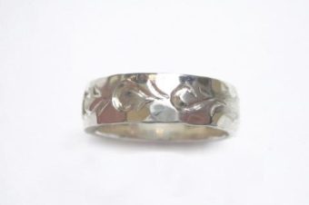 手彫りアラベスクと鎚目のリング・細