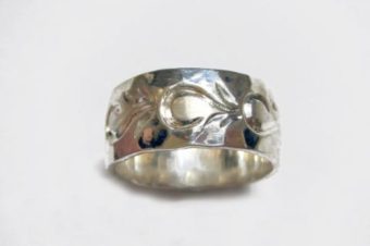 手彫りアラベスクと鎚目のリング・太