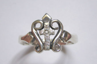 クロス紋章リング・ダイヤ6粒