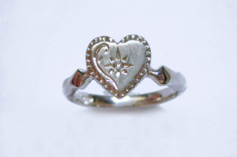 ツヤ消しハートのリング・彫り