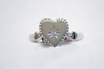 ツヤ消しハートのリング・ダイヤ