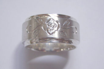 手彫りローズリング