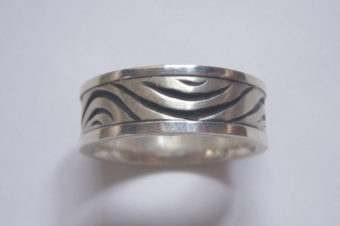 手彫りゼブラ模様のリング・細