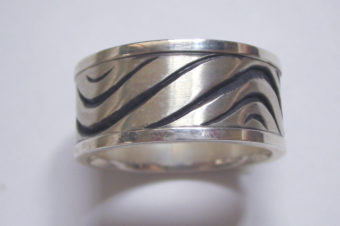 手彫りゼブラ模様のリング・太