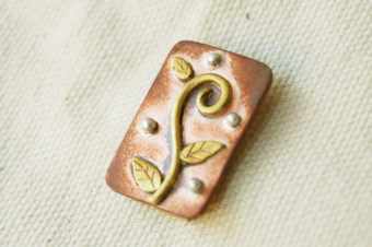 スクエアブローチ・唐草