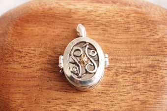 透かし唐草のピルケース ラージ・ブラック