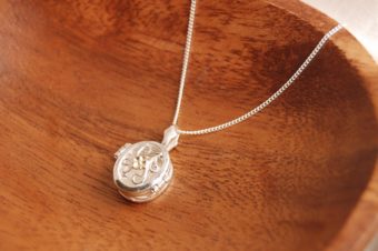 透かし唐草のピルケース スモール・ホワイト