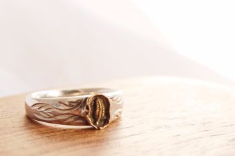 金の羽のリング