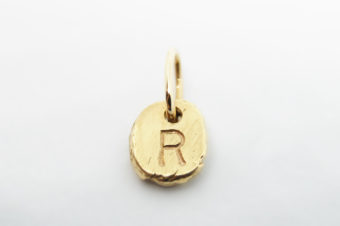 イニシャルスタンプ・チャーム(ゴールド)