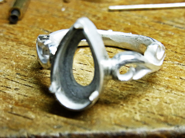 一点物のブラックオパールで指輪を作りました – シルバームーン彫金工房
