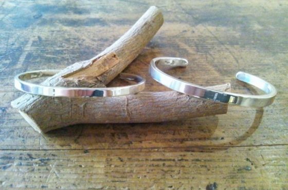 バングル、ブレスレット紹介 4 シンプルな細身のバングル