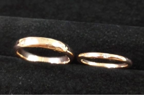 オーダーでピンクゴールドの結婚指輪をお作りしました。