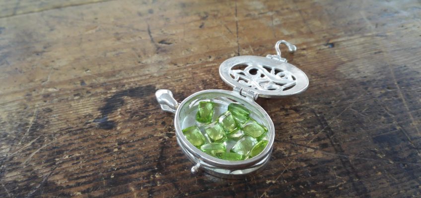 ロケット型ペンダントに石を入れてみた