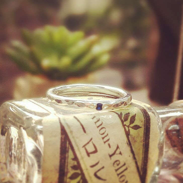 サファイアを留めた鎚目のリング