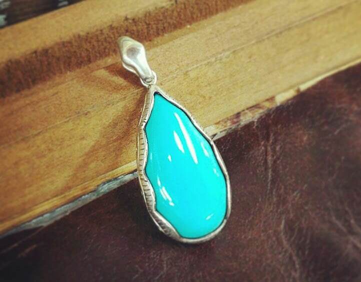 1点ものの天然石シリーズ その6・ドロップターコイズのペンダント