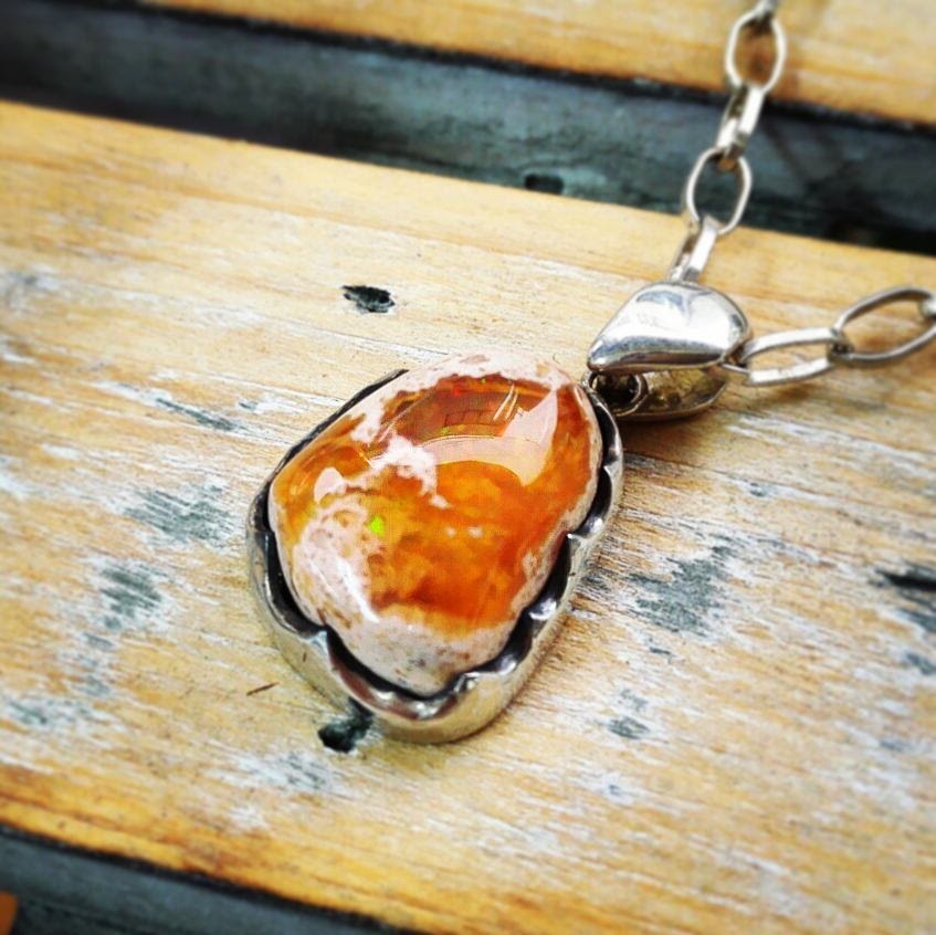 1点ものの天然石シリーズ その5・カンテラオパールのペンダント